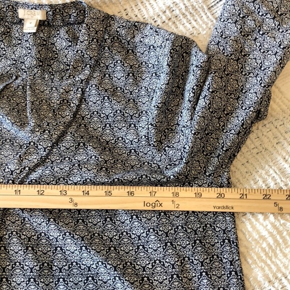 J Crew Womens Long Sleeve V Neck Blouse Sz M Blue White Print Rounded Hem Nice - Picture 8 of 9
